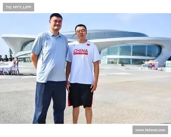 2米26的姚明体型在NBA属于什么级别?奥尼尔在身边显娇小 2米26的姚明体型在NBA属于什么级别?奥尼尔在身边显娇小